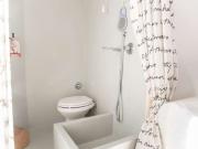 Camera arredata in appartamento con 2 camere da letto a...