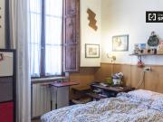 Camera arredata in appartamento con 2 camere da letto a...