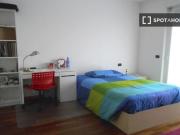 Camera arredata in appartamento con 3 camere da letto a...