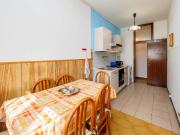 Camera arredata in appartamento con 3 camere da letto a...
