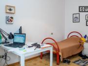 Camera arredata in appartamento con 3 camere da letto a...