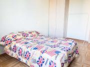 Camera arredata in appartamento con 3 camere da letto a...
