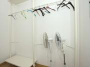 Camera arredata in appartamento con 3 camere da letto a...