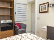 Camera arredata in appartamento con 3 camere da letto a...