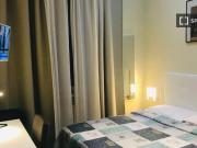 Camera arredata in appartamento con 3 camere da letto a...