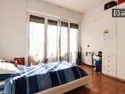 Camera arredata in appartamento con 4 camere da letto a...