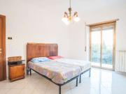 Camera arredata in appartamento con 4 camere da letto a...