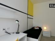 Camera arredata in appartamento con 5 camere da letto a...