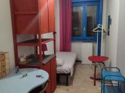 Camera arredata in appartamento con 5 camere da letto a...