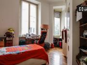 Camera arredata in appartamento con 6 camere da letto a...