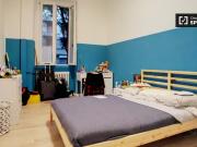 Camera colorata in appartamento con 3 camere da letto a...