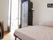 Camera con bagno in appartamento con 3 camere da letto a...
