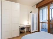 Camera con balcone in appartamento con 3 camere da letto...