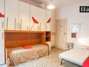 Camera con balcone in appartamento con 3 camere da letto...