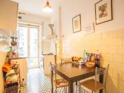 Camera con balcone in appartamento con 3 camere da letto...