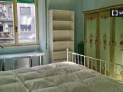 Camera con balcone in appartamento con 3 camere da letto...