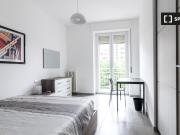 Camera con balcone in appartamento con 5 camere da letto...