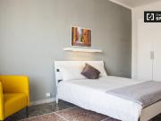 Camera con balcone in appartamento con 5 camere da letto... Camera con balcone in appartamento con 5 camere da letto...