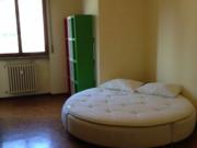 Camera con balcone vista grattacieli