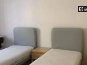 Stanza in un appartamento con 3 camere da letto in...