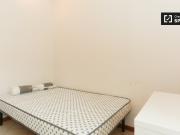 Camera da letto in affitto in appartamento con 5 camere...