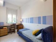 Camera in affitto in appartamento con 3 camere da letto...