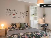 Camera in affitto in appartamento con 3 camere da letto...