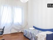 Camera in affitto in appartamento con 3 camere da letto...