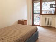 Camera in affitto in appartamento con 3 camere da letto...