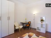 Camera in affitto in appartamento con 3 camere da letto...