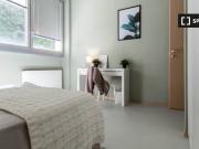 Camera in affitto in appartamento con 4 camere da letto...