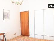 Camera in affitto in appartamento con 4 camere da letto...