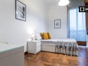 Camera in affitto in appartamento con 4 camere da letto...