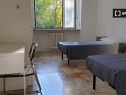 Camera in affitto in appartamento con 4 camere da letto...