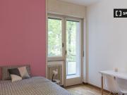 Camera in affitto in appartamento con 4 camere da letto...