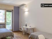 Camera in affitto in appartamento con 4 camere da letto...