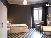 Camera in affitto in appartamento con 4 camere da letto...