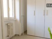 Camera in affitto in appartamento con 4 camere da letto...