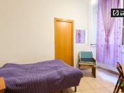 Camera in affitto in appartamento con 4 camere da letto...
