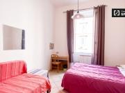 Camera in affitto in appartamento con 4 camere da letto...