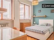 Camera in affitto in appartamento con 5 camere da letto...