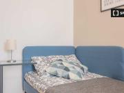 Stanza in affitto in appartamento con 5 camere da letto...