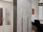 Camera in affitto in appartamento con 5 camere da letto...