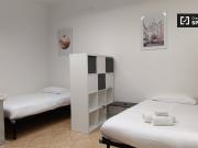Camera in affitto in appartamento con 5 camere da letto...