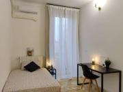 Camera in affitto in appartamento con 6 camere da letto...