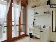 Camera in affitto in appartamento con 6 camere da letto...