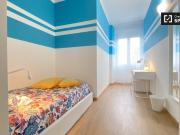 Camera in affitto in appartamento con 6 camere da letto...