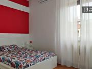 Camera in affitto in appartamento con 7 camere da letto...