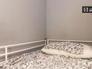 Camera in affitto in appartamento con 7 camere da letto...