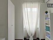 Camera in affitto in appartamento con 8 camere da letto...